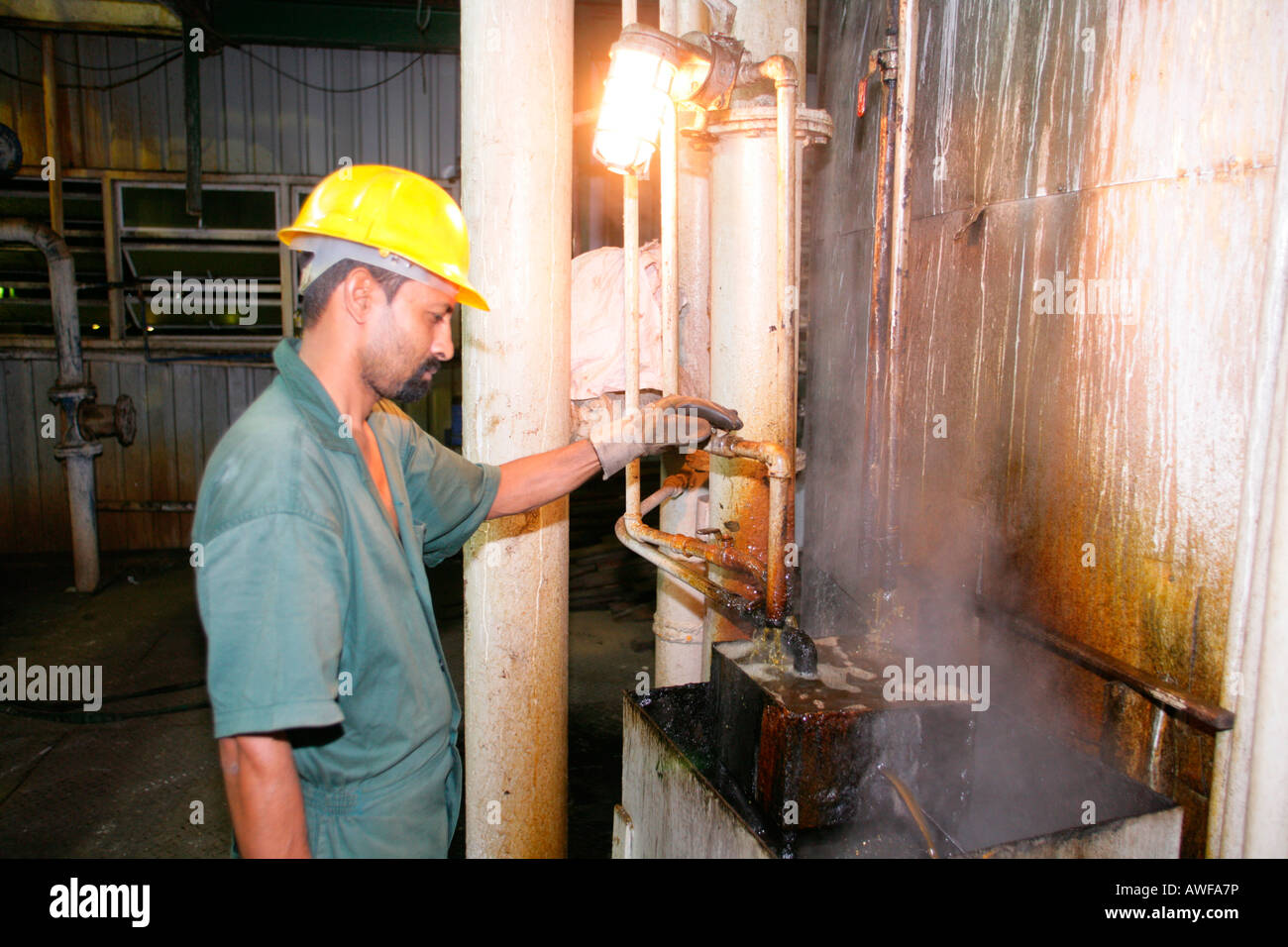 Arbeiter am Ofen verwendet für die Herstellung von "Demerara Zucker" aus Zuckerrohr, Demerara Provinz, Guyana, Südamerika Stockfoto