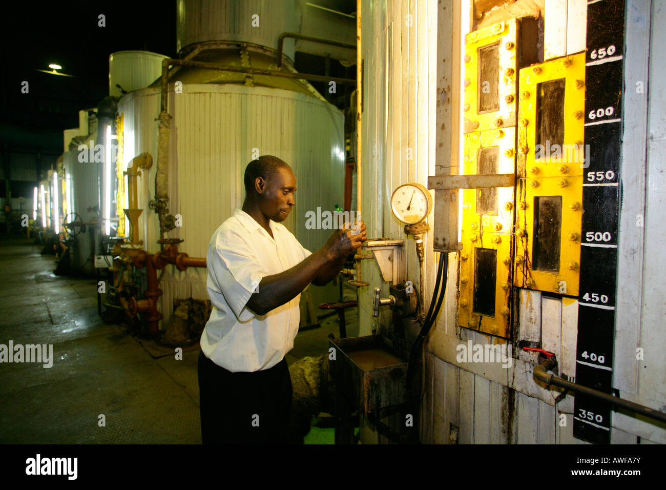 Arbeiter, die Überprüfung von Sirup, Produktion von "Demerara Zucker" aus Zuckerrohr, Demerara Provinz, Guyana, Südamerika Stockfoto