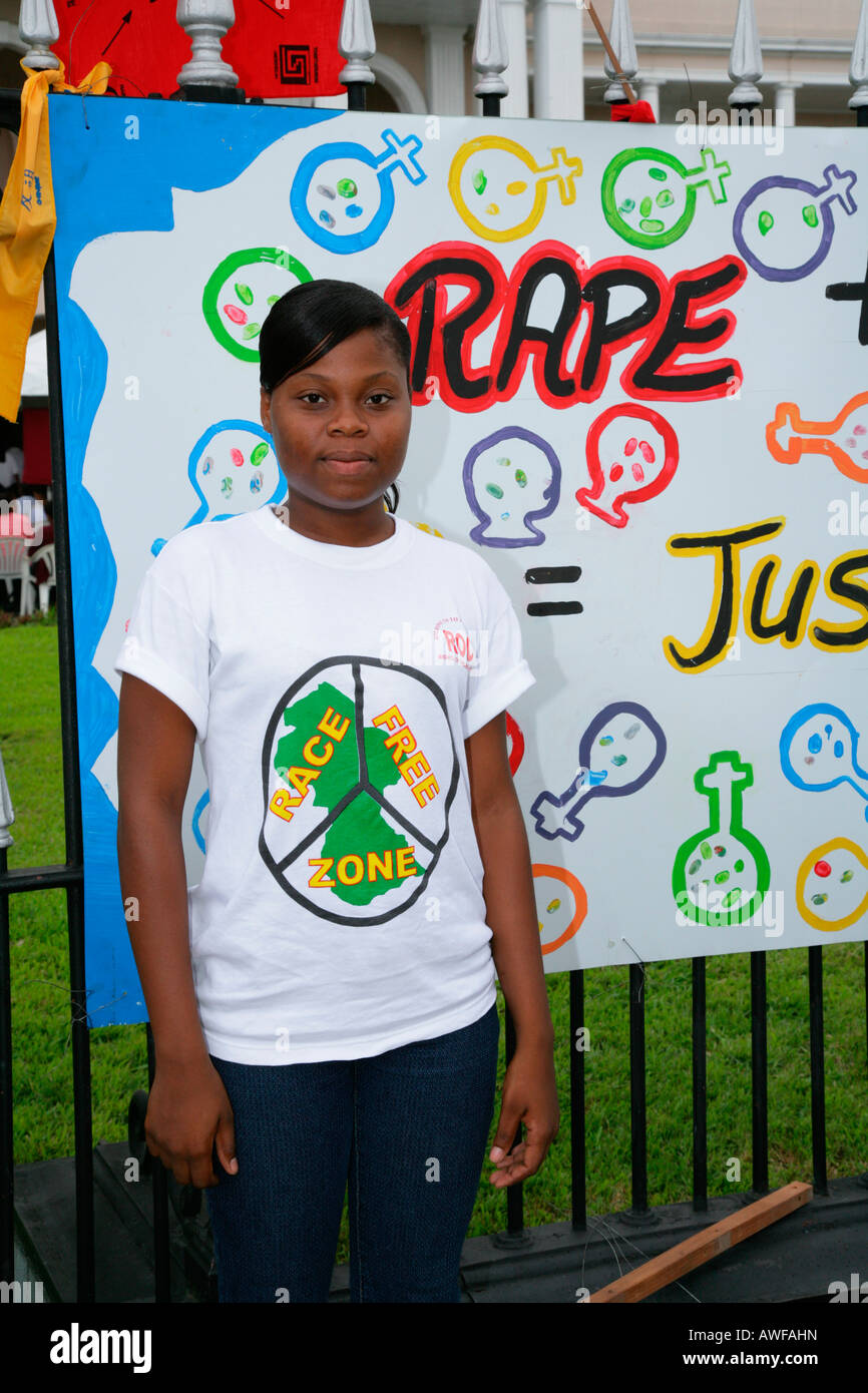 Junge Frau bei einem Protest gegen Gewalt gegen Frauen in Georgetown, Guyana, Südamerika Stockfoto