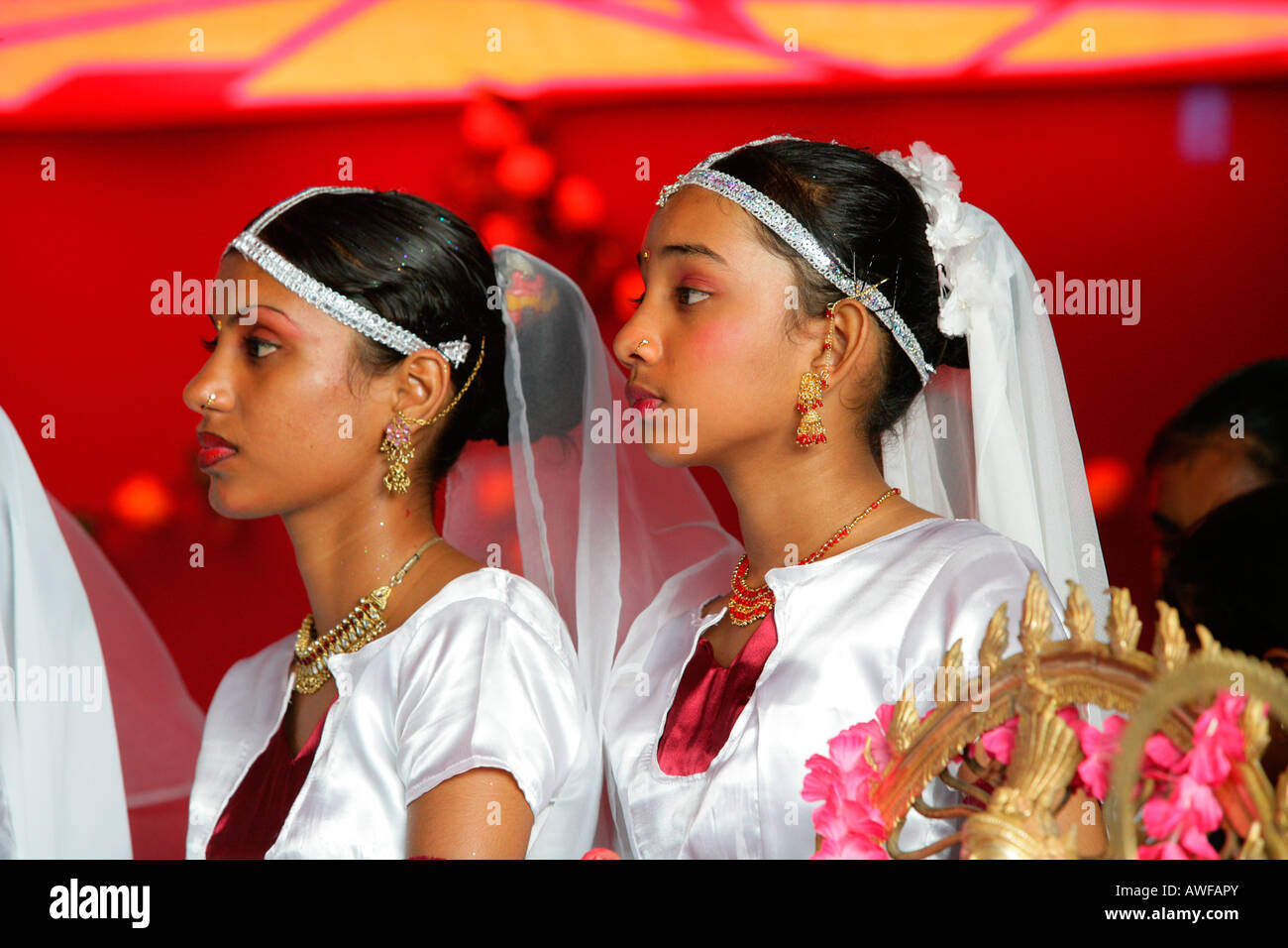 Mädchen der indischen Herkunft mit Shiva Figur bei einem Hindu-Festival in Georgetown, Guyana, Südamerika Stockfoto