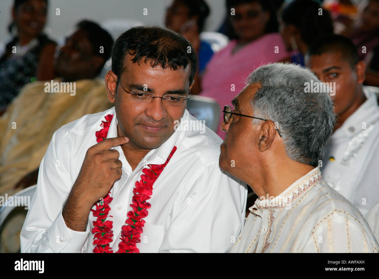 Guyana-Präsident Bharrat Jagdeo engagiert im Gespräch bei einem Hindu-Festival, Georgetown, Guyana, Südamerika Stockfoto