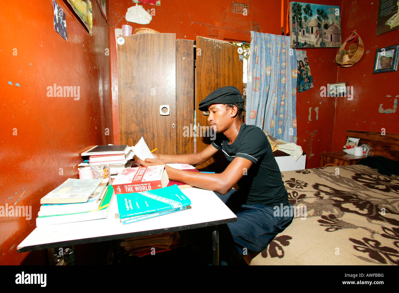 Zwei Jungs im Teenageralter studieren, Gaborone, Botswana, Afrika Stockfoto