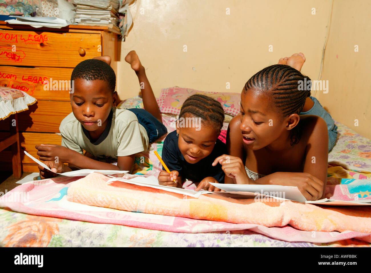 Junge Studenten im Bett, Gaborone, Botswana, Afrika Stockfoto