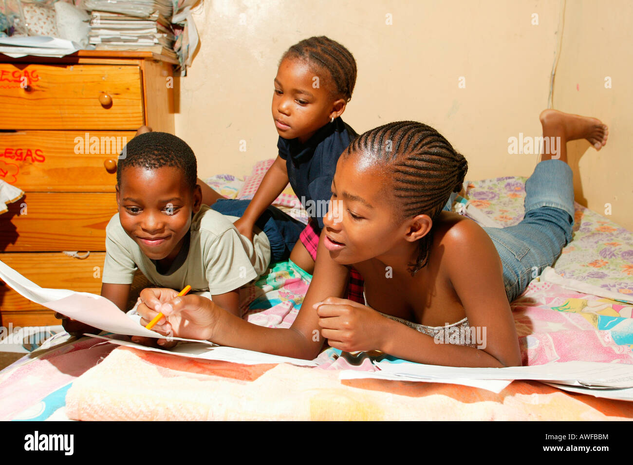 Junge Studenten im Bett, Gaborone, Botswana, Afrika Stockfoto