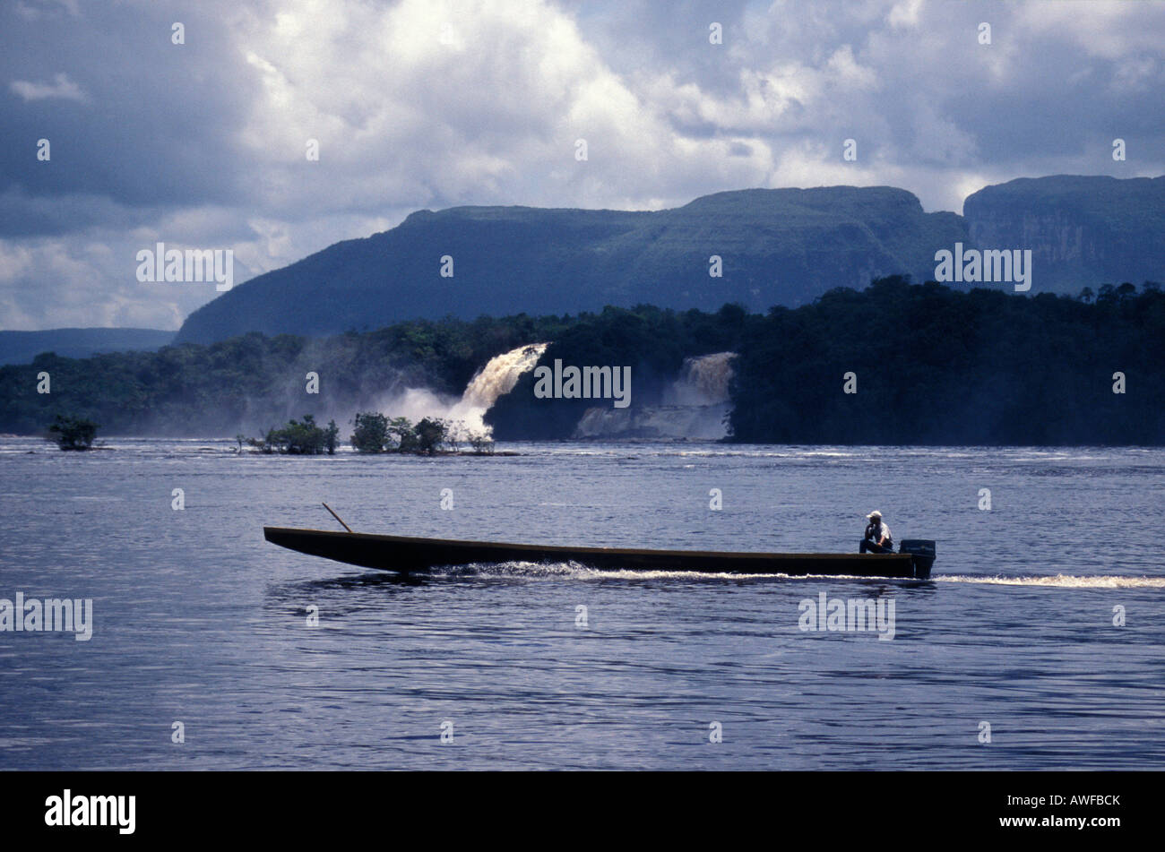 Einem motorisierten Kanu oder Curiara über die Lagune von Canaima, Canaima National Park, Bundesstaat Bolivar, Venezuela Stockfoto