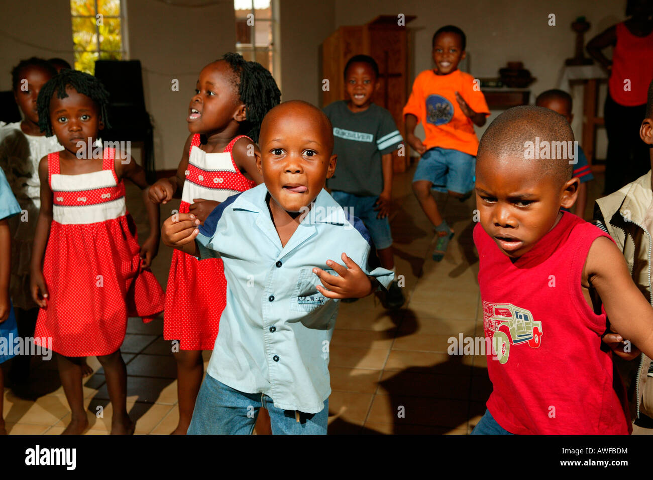 Kinder, Zwillinge, singen und tanzen in einem Kindergarten, Gaborone, Botswana, Afrika Stockfoto