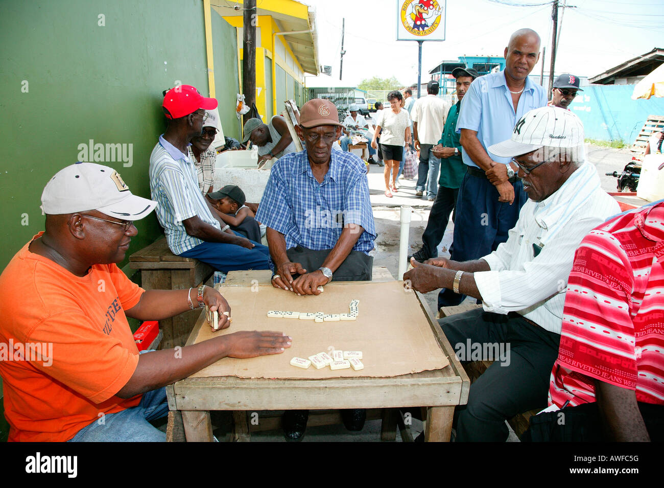 Männer spielen Dominos auf dem Marktplatz in Georgetown, Guyana, Südamerika Stockfoto