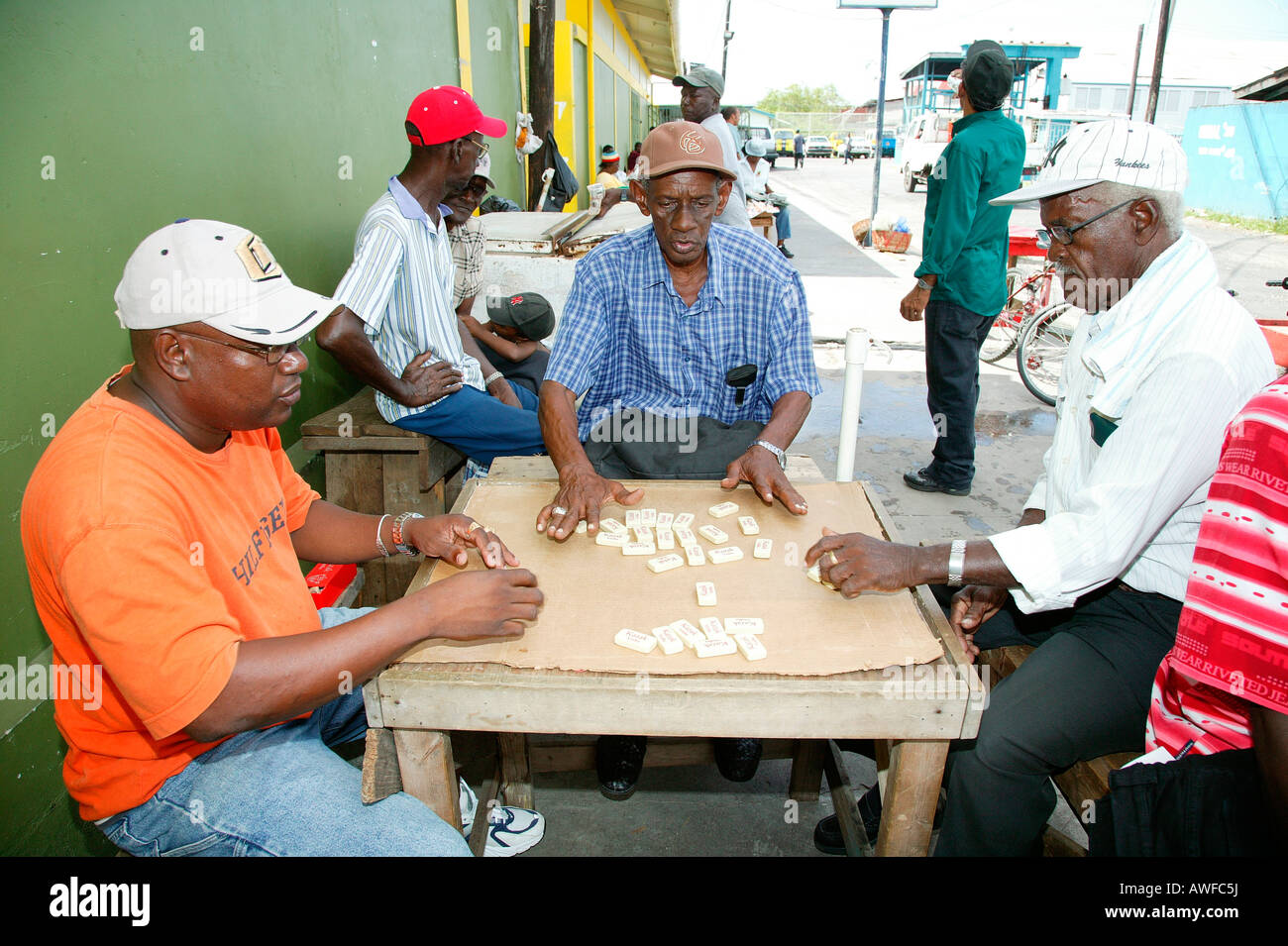 Männer spielen Dominos auf dem Marktplatz in Georgetown, Guyana, Südamerika Stockfoto