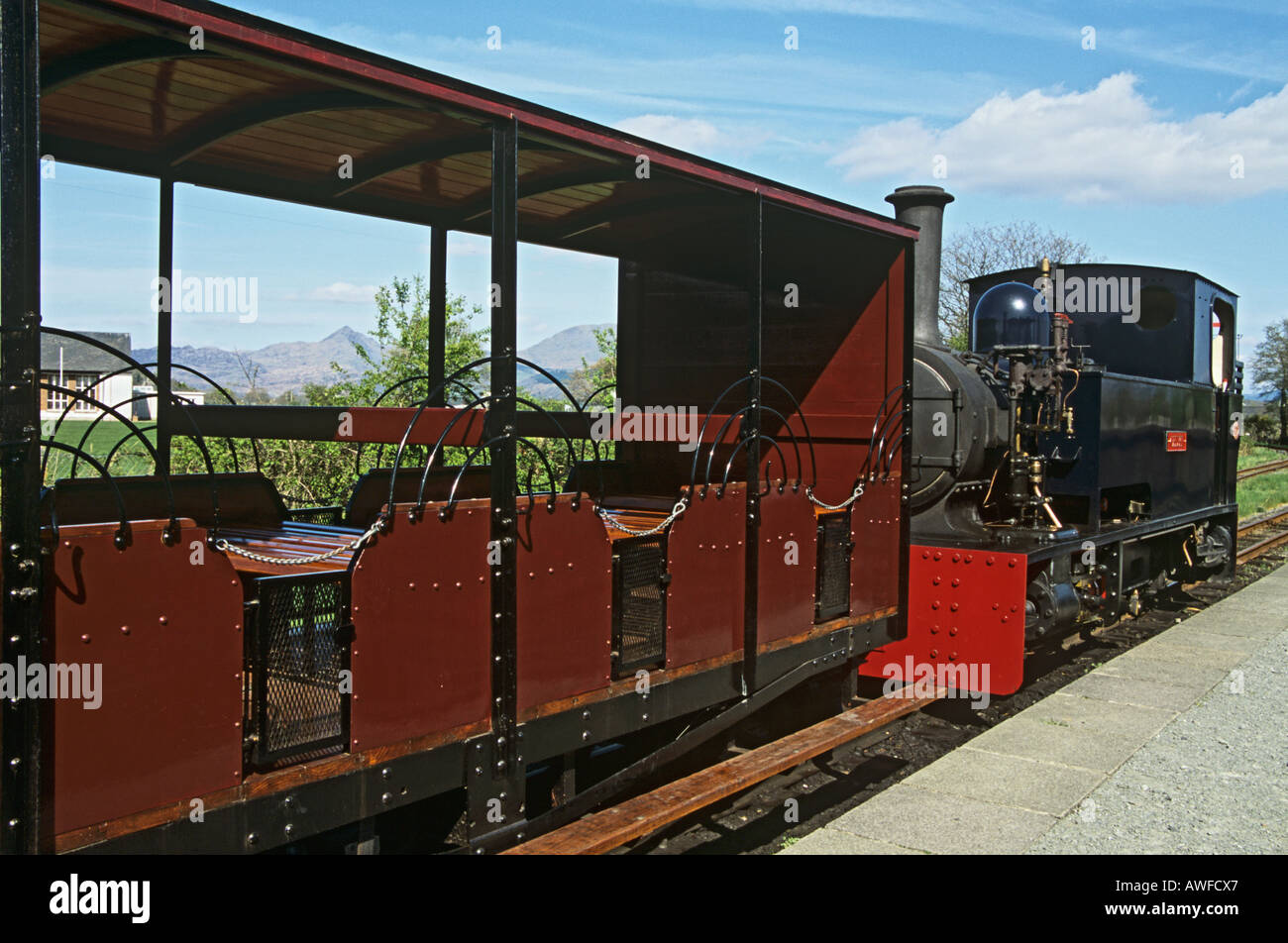 PORTHMADOG GYWNEDD NORTH WALES UK April Gelert eines die Dampflokomotiven ziehen die offenen Wagen der Welsh Highland Railway Stockfoto