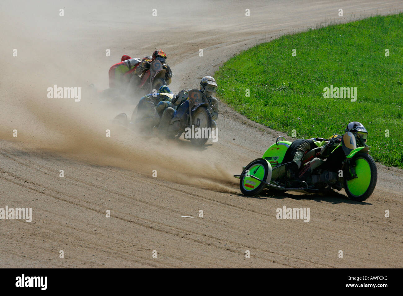 Beiwagen-Motorräder bei einem internationalen Motorradrennen auf einem Feldweg Speedway in Muehldorf bin Inn, Bayern, Oberbayern, G Stockfoto