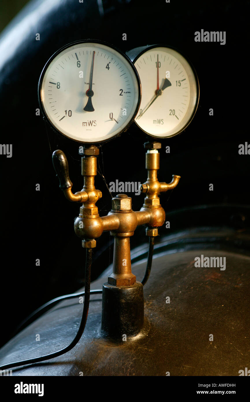 Wasser-Manometer an eine alte Wasserkraftwerk, Isen, Upper Bavaria, Bayern,  Deutschland, Europa Stockfotografie - Alamy
