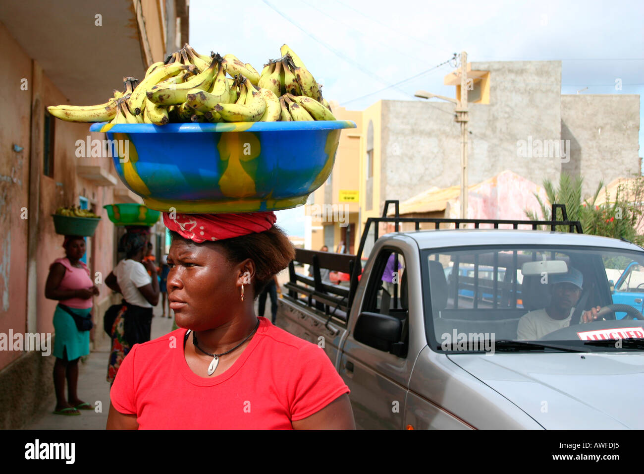 Eine Frau Carring Bananen über ihrem Kopf, Insel Sal, Kap Verde Stockfoto