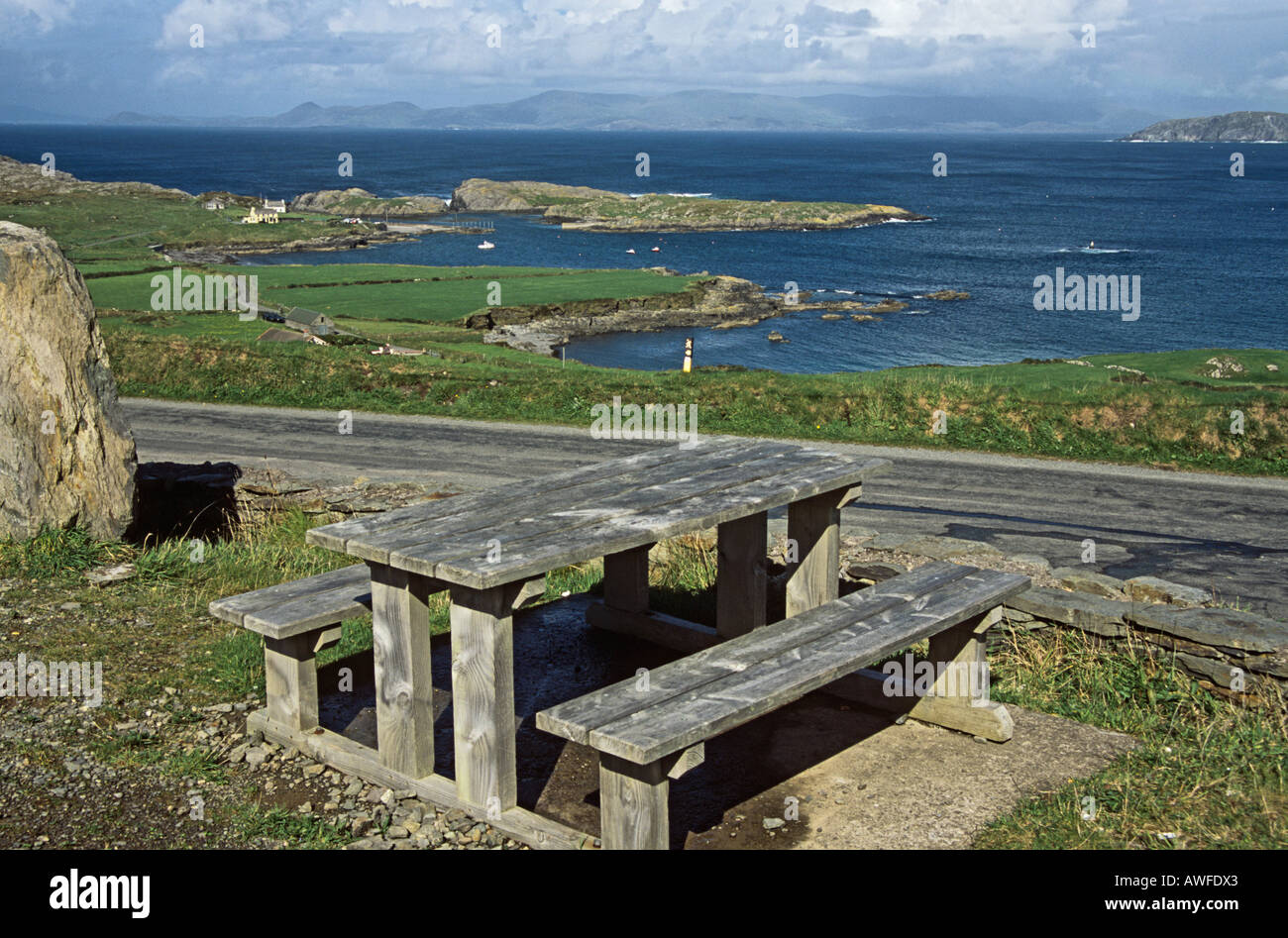 BEARA Halbinsel Republik von Irland EU September A-Picknick-Tisch auf dem Beara Way Walk über der Bucht von garnieren Stockfoto