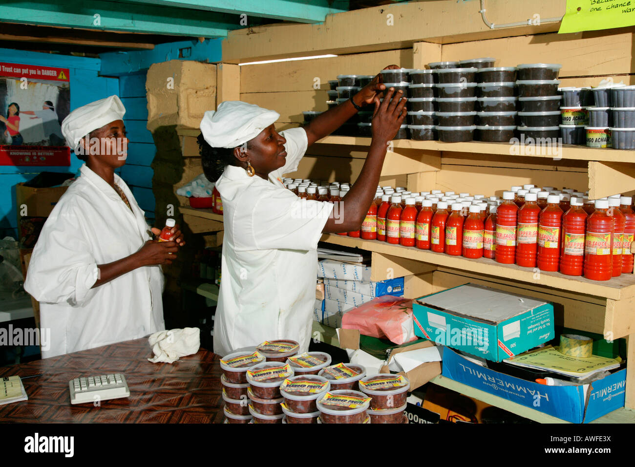 Zwei Frauen in einem Lebensmittelgeschäft Lager in New Amsterdam, Guyana, Südamerika Stockfoto