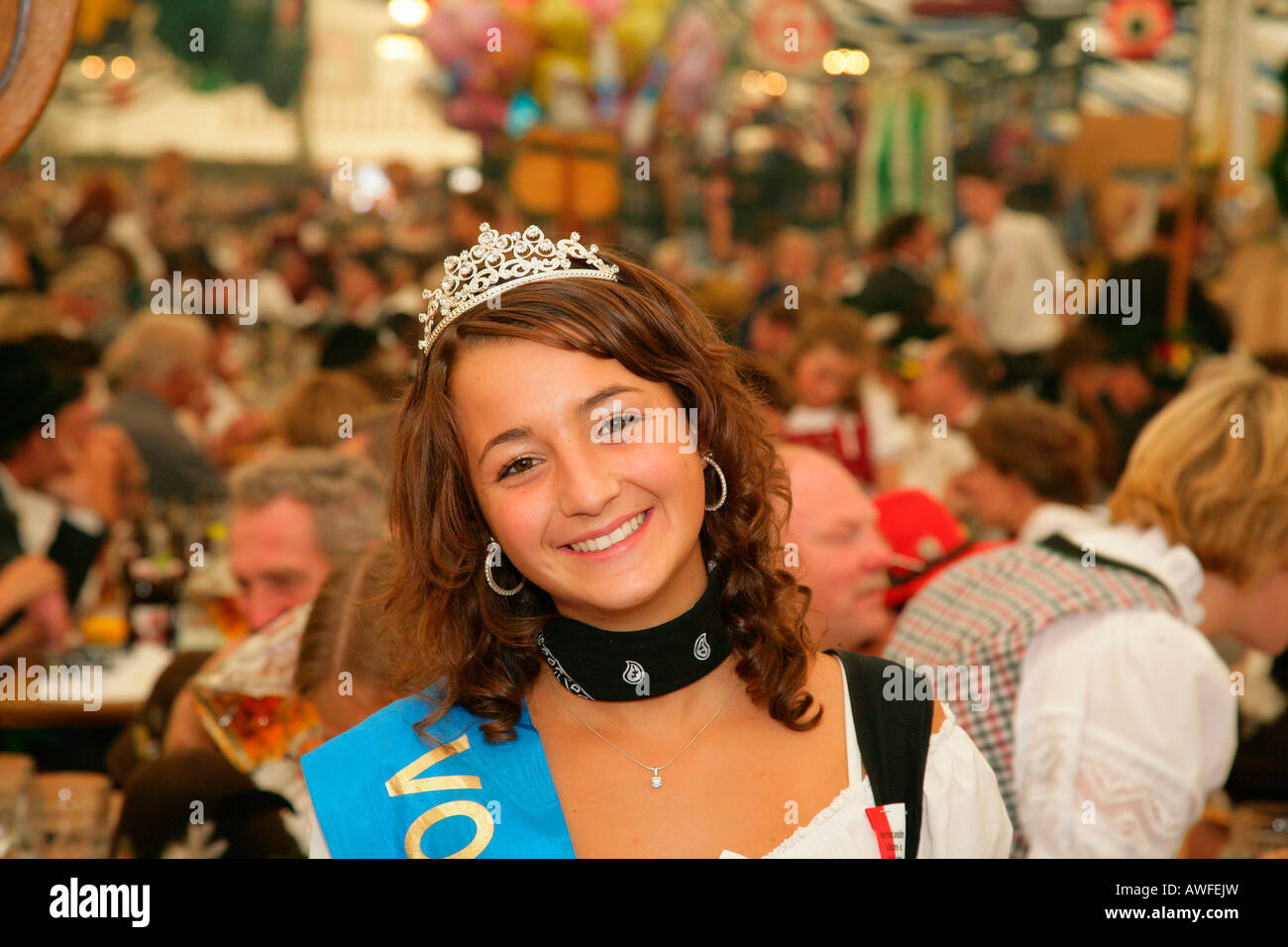 Festival Königin in einem Bierzelt auf ein internationales Festival für Costume national, Muehldorf, Upper Bavaria, Bavaria, Germany, Eu Stockfoto
