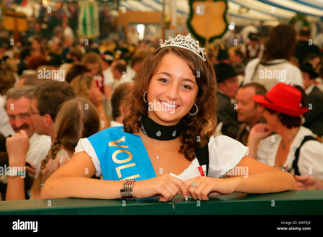 Festival Königin in einem Bierzelt auf ein internationales Festival für Costume national, Muehldorf, Upper Bavaria, Bavaria, Germany, Eu Stockfoto