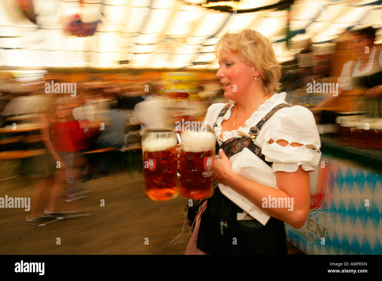 Besucher und Personal in einem Bierzelt auf ein internationales Festival für Costume national, Muehldorf, Bayern, Oberbayern, G Stockfoto