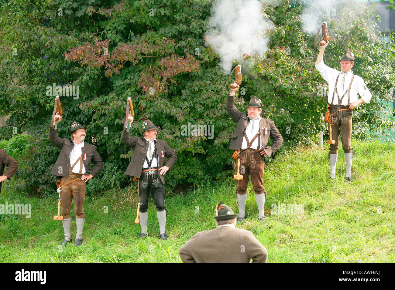 Gewehrschützen Abfeuern von Salutschüssen bei einem Volksfest in Muehldorf bin Inn, Upper Bavaria, Bavaria, Germany, Europe Stockfoto