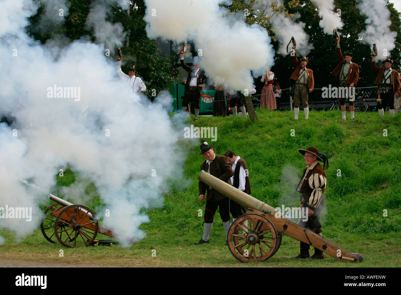 Salutschüsse abgefeuert aus Kanonen auf einem Volksfest in Muehldorf bin Inn, Upper Bavaria, Bavaria, Germany, Europe Stockfoto