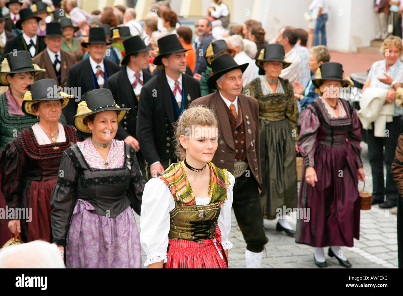 Teilnehmer aus München ein internationales Festival für Tracht in Muehldorf bin Inn, Bayern, Oberbayern, Keim Stockfoto