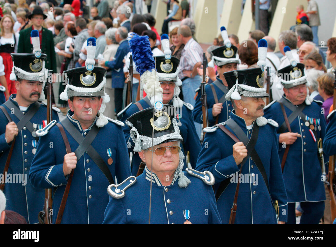 Sportschützen bei einem internationalen Festival für Tracht in Muehldorf bin Inn, Upper Bavaria, Bavaria, Germany, Europe Stockfoto