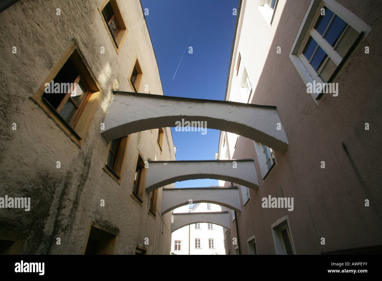 Gebäudes unterstützt über eine Gasse in Muehldorf am Inn, Upper Bavaria, Bayern, Deutschland, Europa Stockfoto