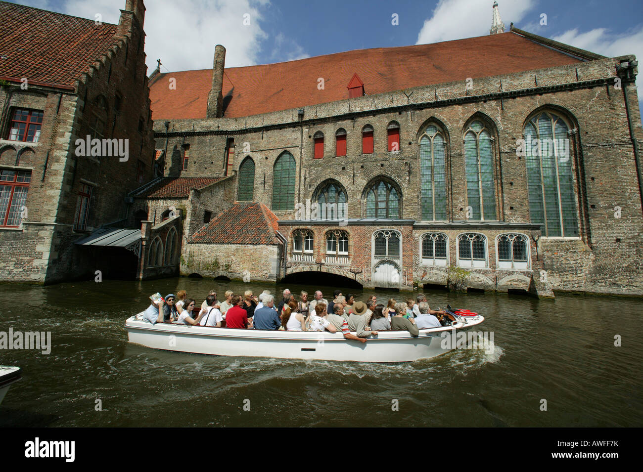 Touristenboot in den Kanal vor der Sint-Jans-Hospital, Brügge, Flandern, Belgien Stockfoto