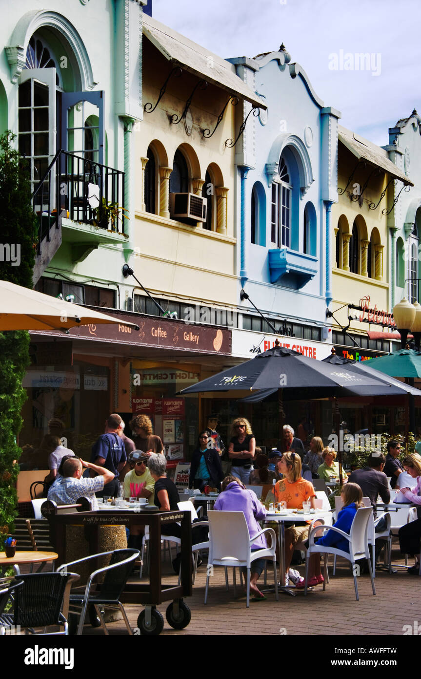 Ein Café-Szene unter Spanish Mission Stil-Architektur in neuen Regent Strret, Christchurch Stockfoto
