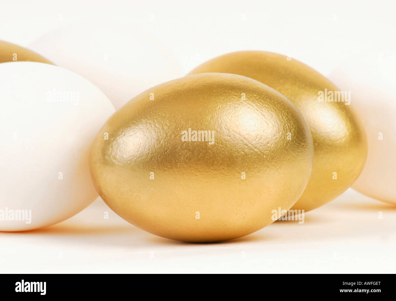 Goldene und weiße Ostereier Stockfoto