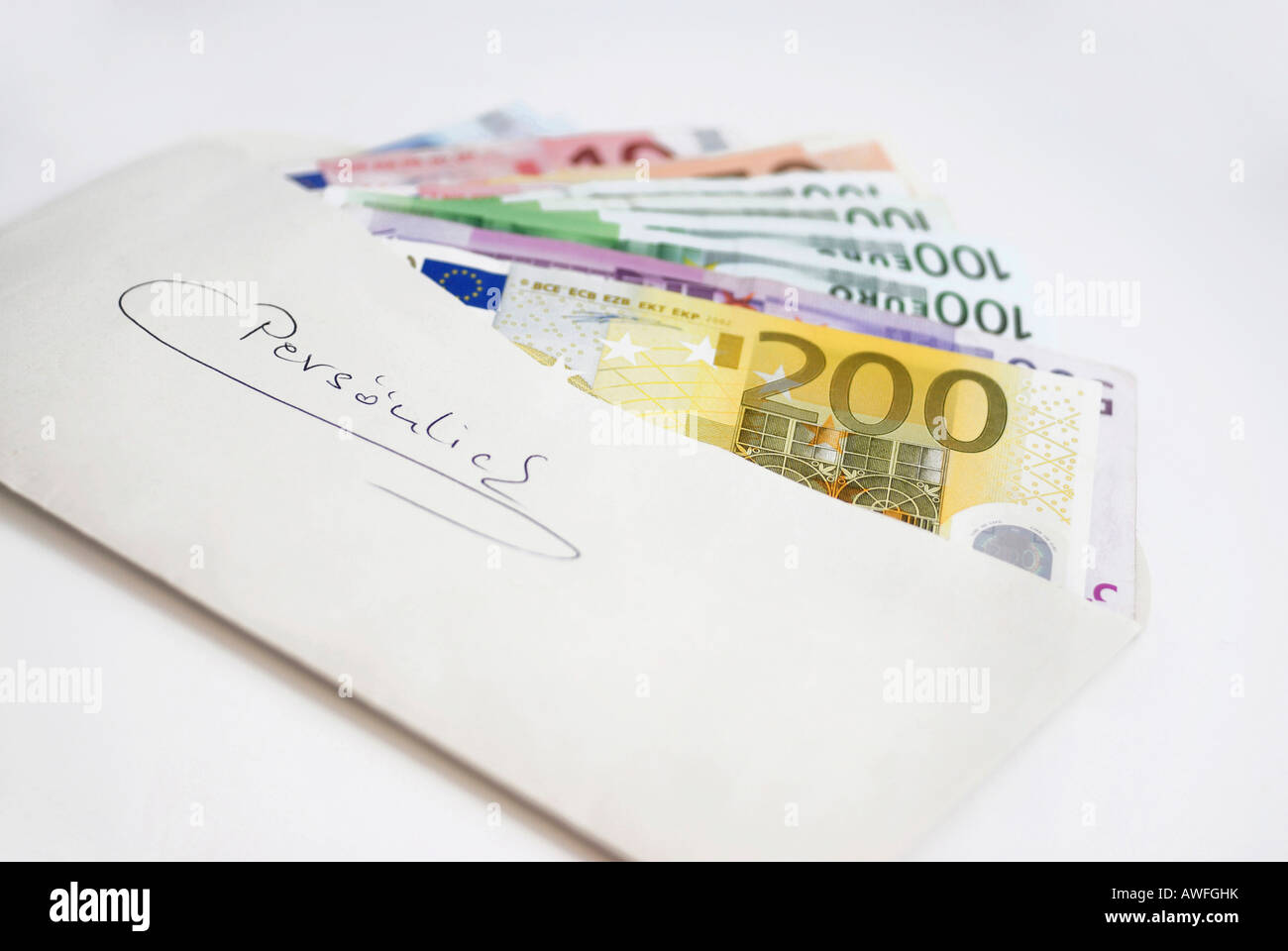 Umschlag Aufschrift "persönlich" (Deutsch: Printausgabe) gefüllt mit Bargeld, Euro-Scheine Stockfoto