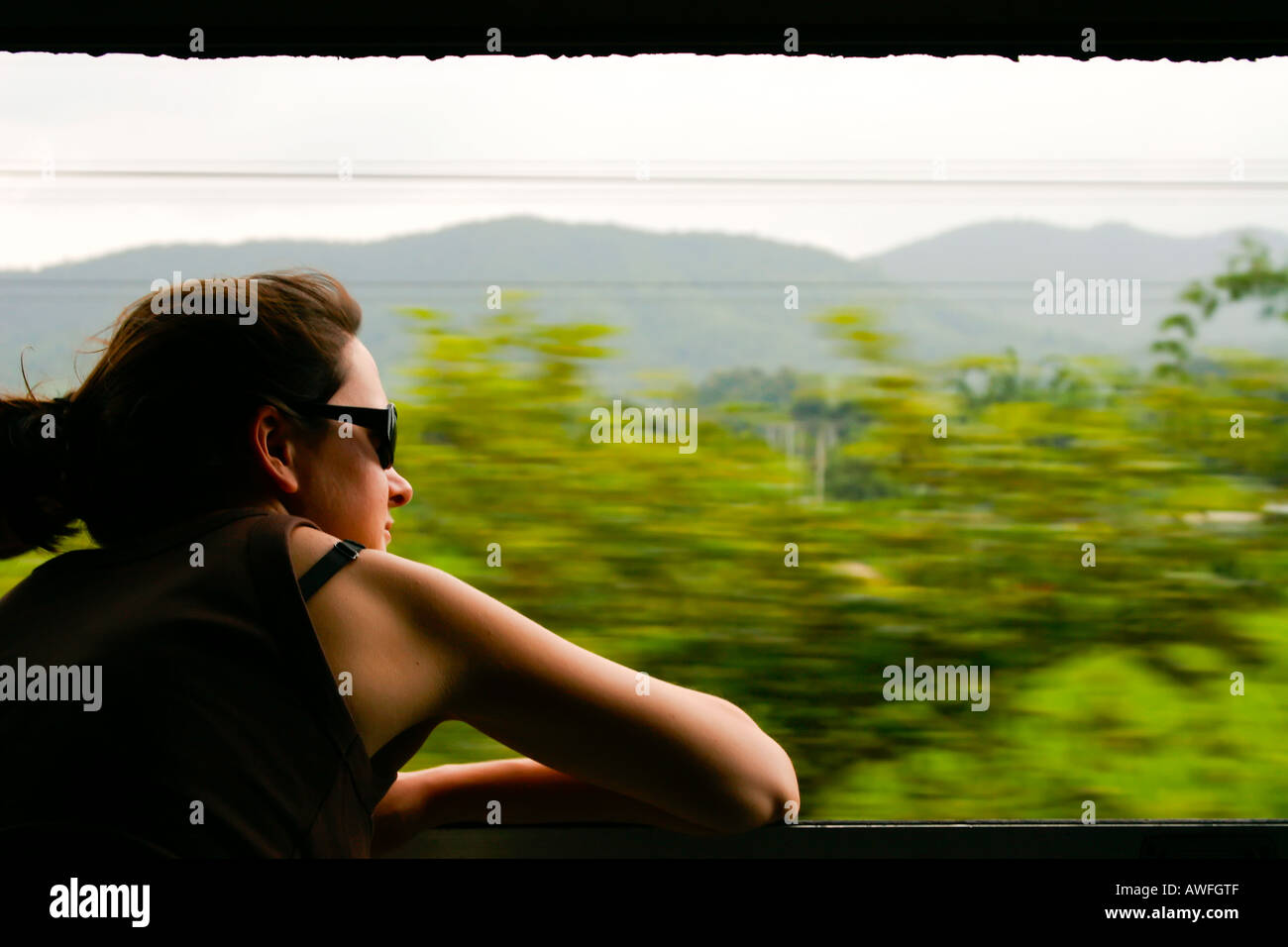 Frau alleine unterwegs im Zug, Reisen Rucksackreisen, unterwegs mit dem Zug nach Chiang Mai, Nordthailand Süd-Ost-Asien Stockfoto