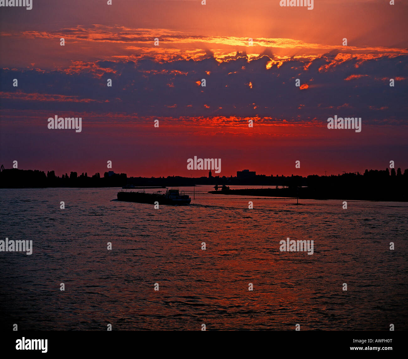 Sonnenuntergang über dem Rhein, Düsseldorf, Nordrhein-Westfalen, Deutschland, Europa Stockfoto