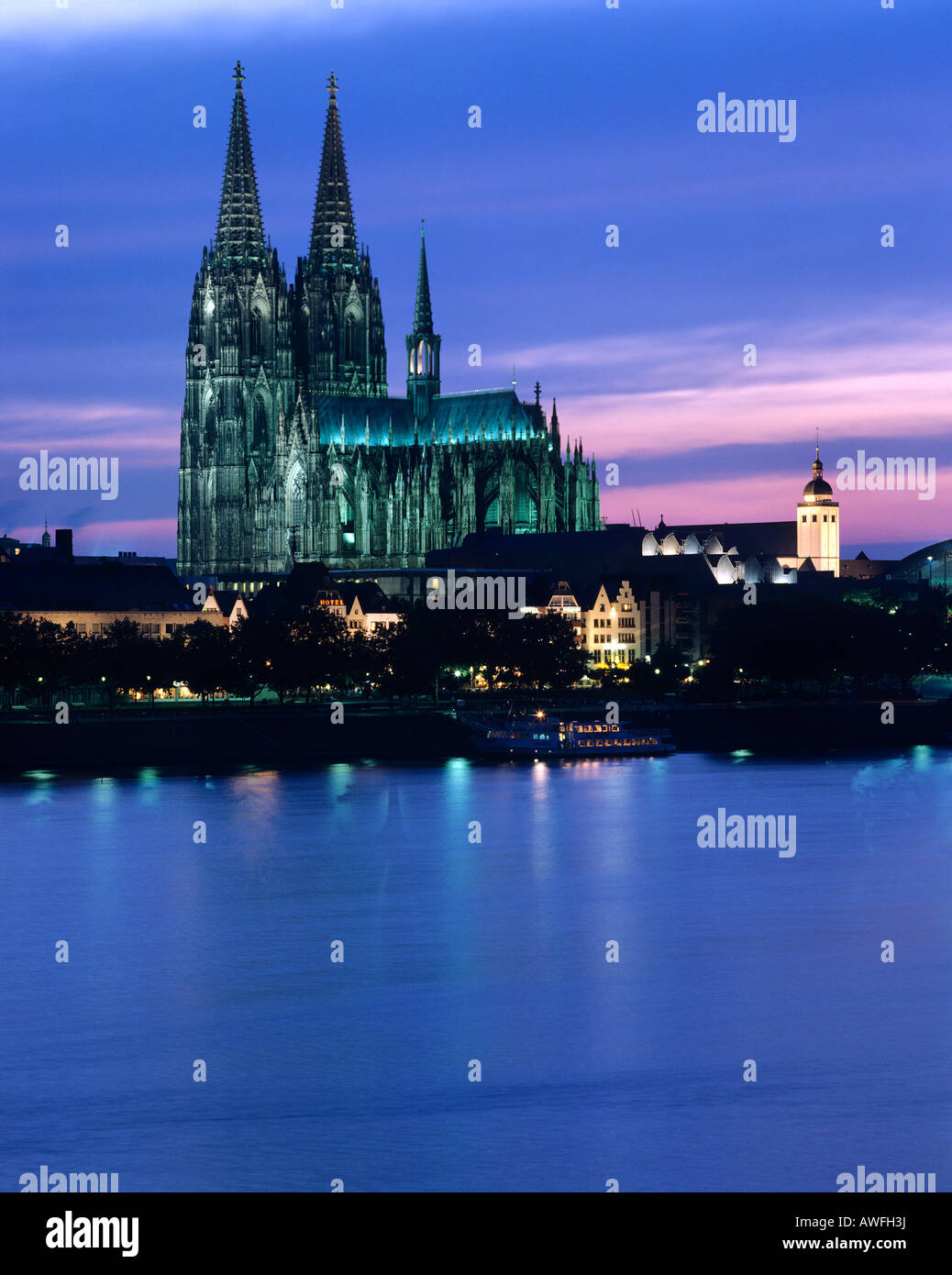 Kölner Dom und den Rhein in der Abenddämmerung, Köln, Nordrhein-Westfalen, Deutschland, Europa Stockfoto