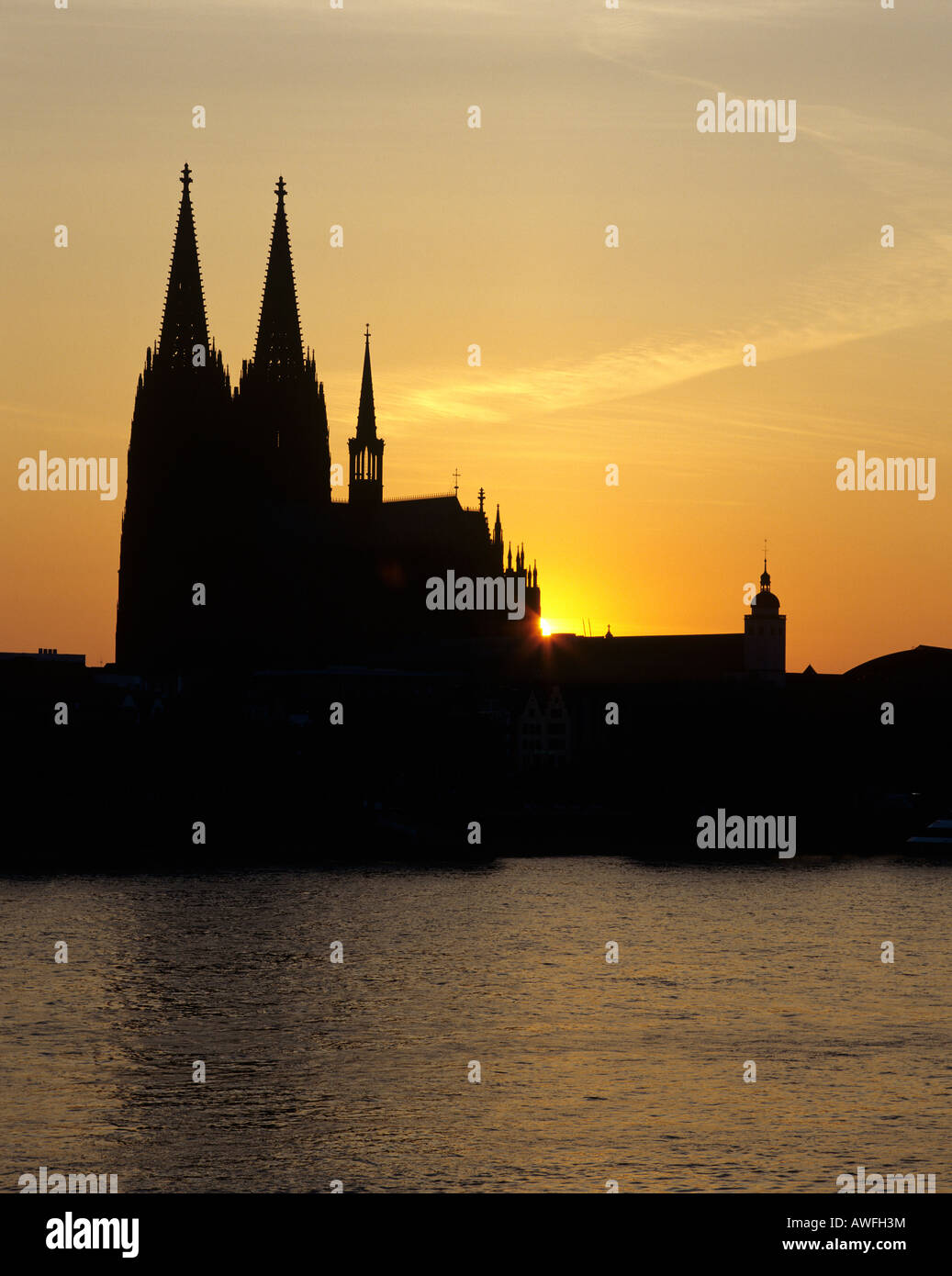 Kölner Dom und den Rhein, Hintergrundbeleuchtung, Köln, Nordrhein-Westfalen, Deutschland, Europa Stockfoto