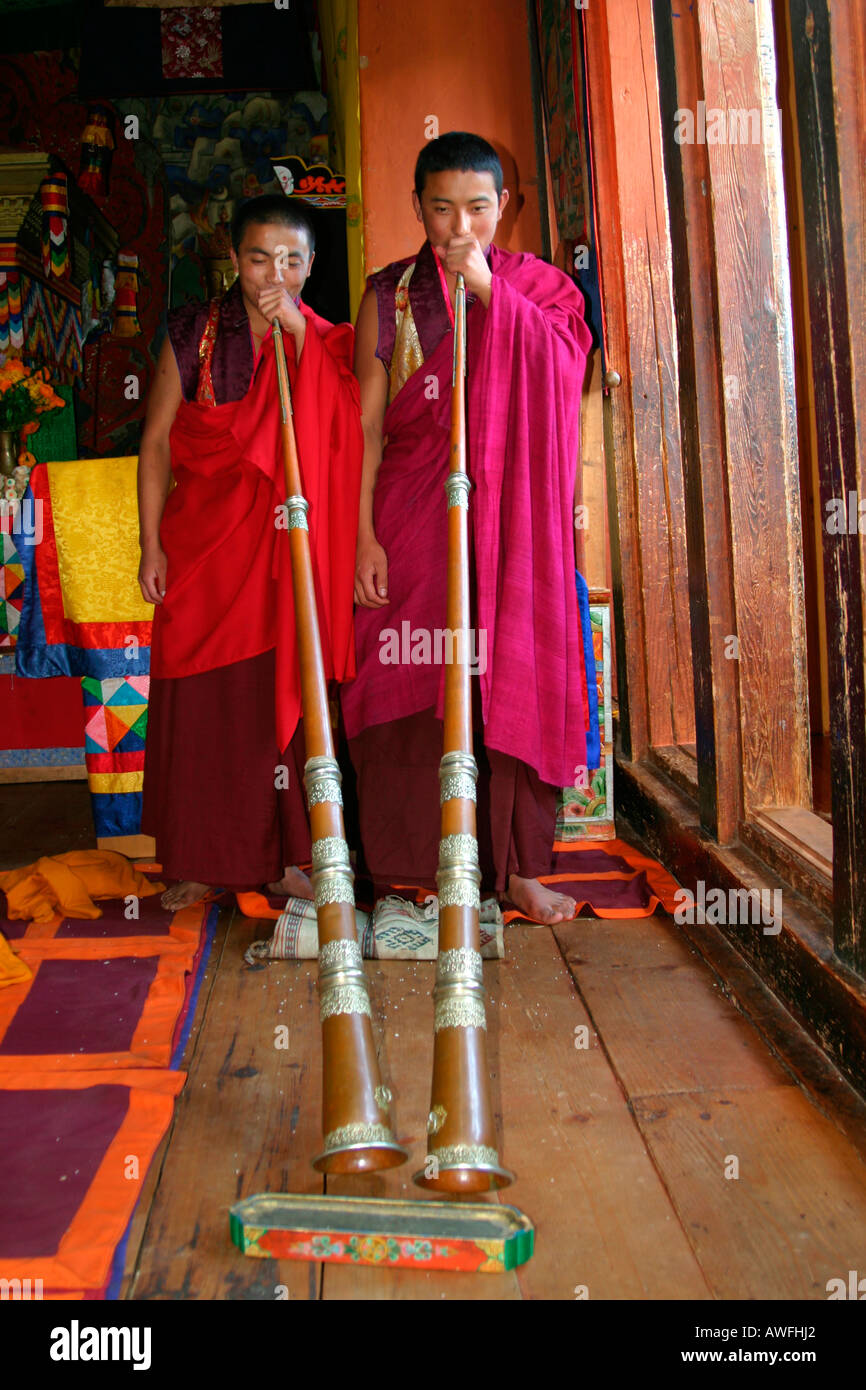 Zwei Mönche, die ihre traditionelle Trompete, Bhutan Stockfoto