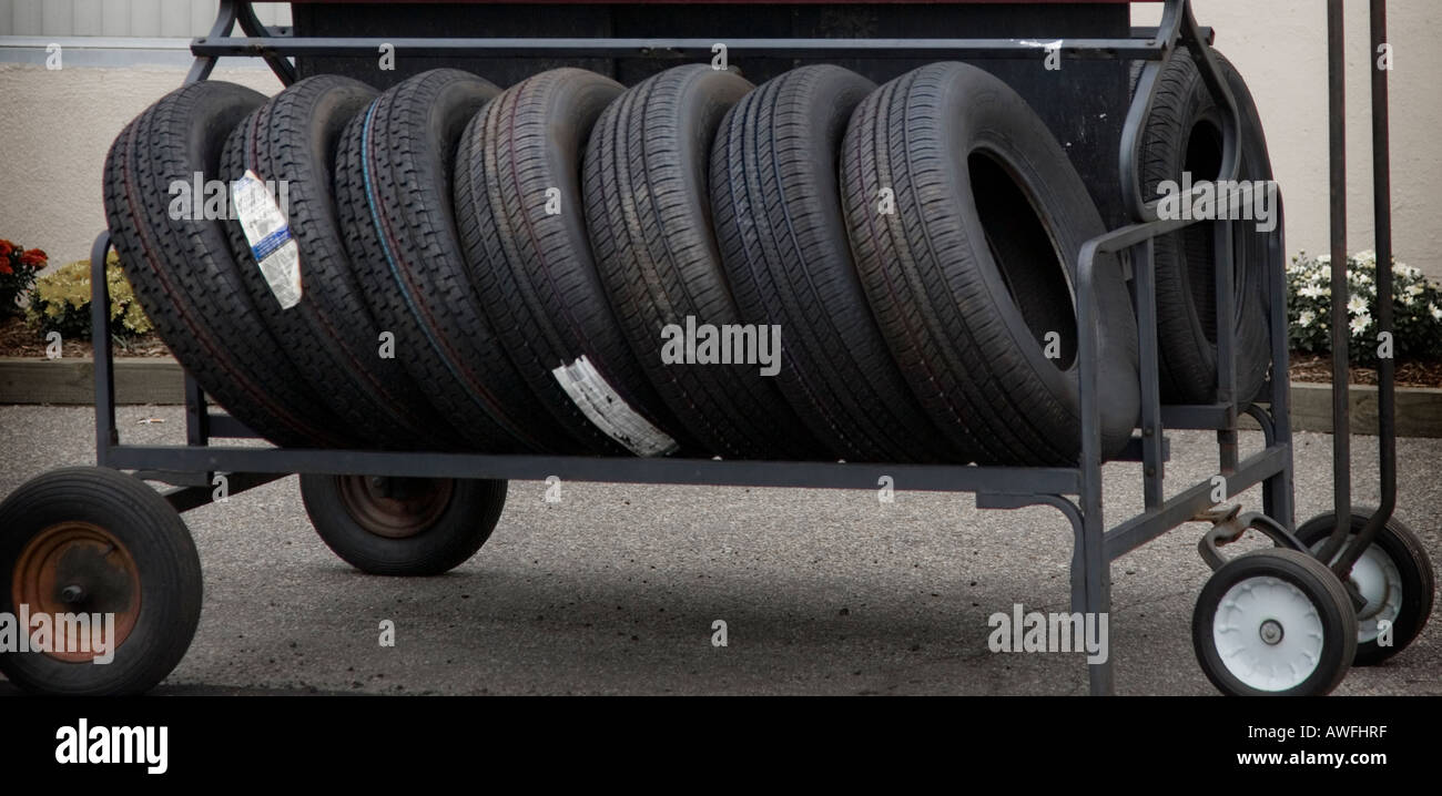 Reifen bei einer Autowerkstatt Stockfoto