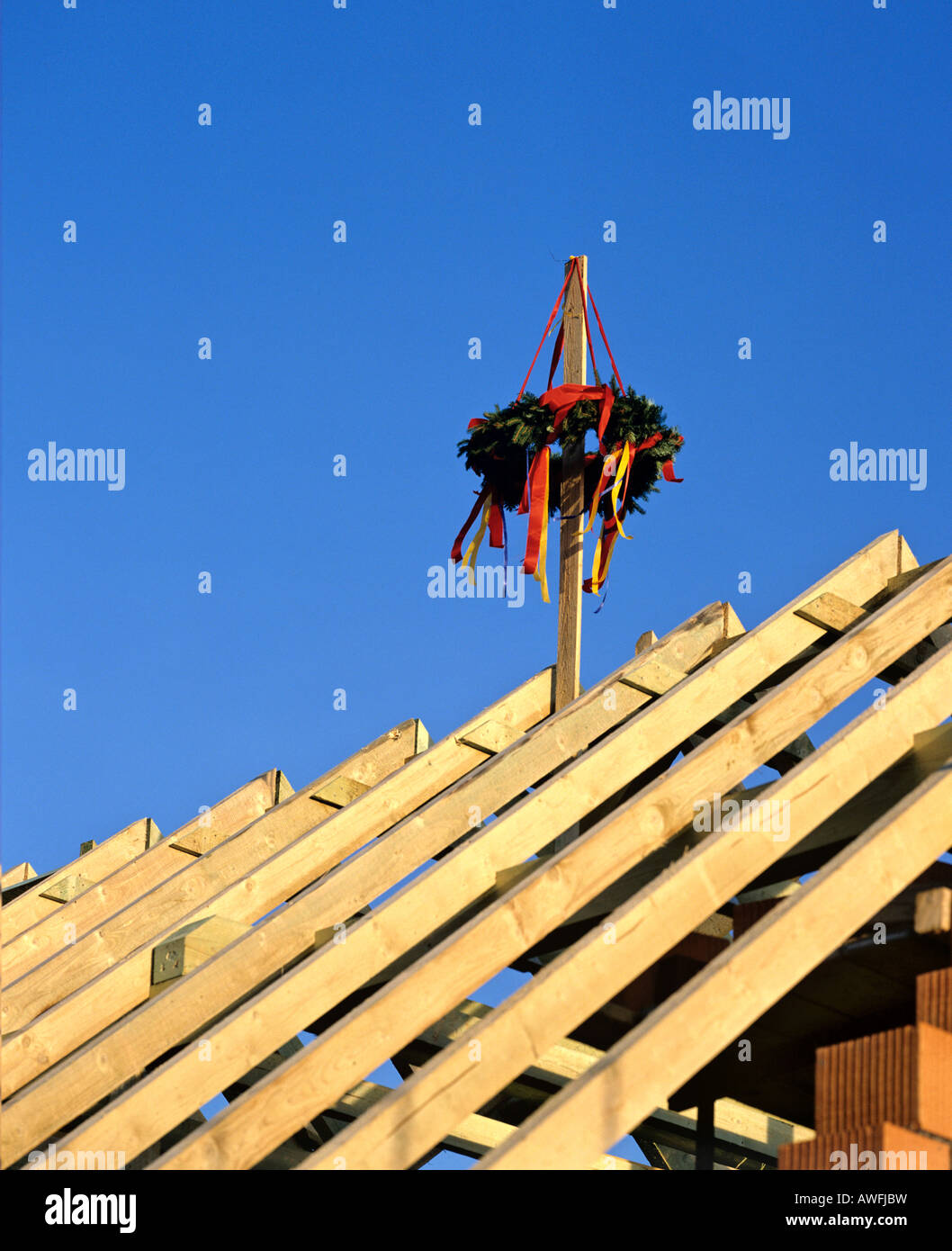 Richtfest auf dem Dachsparren Stockfoto