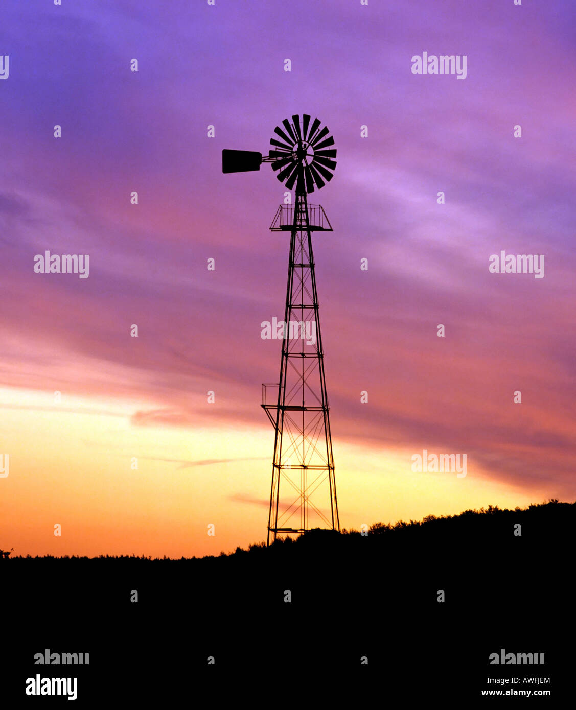 Wind-Pumpe Silhouette gegen bunte Nachthimmel Stockfoto