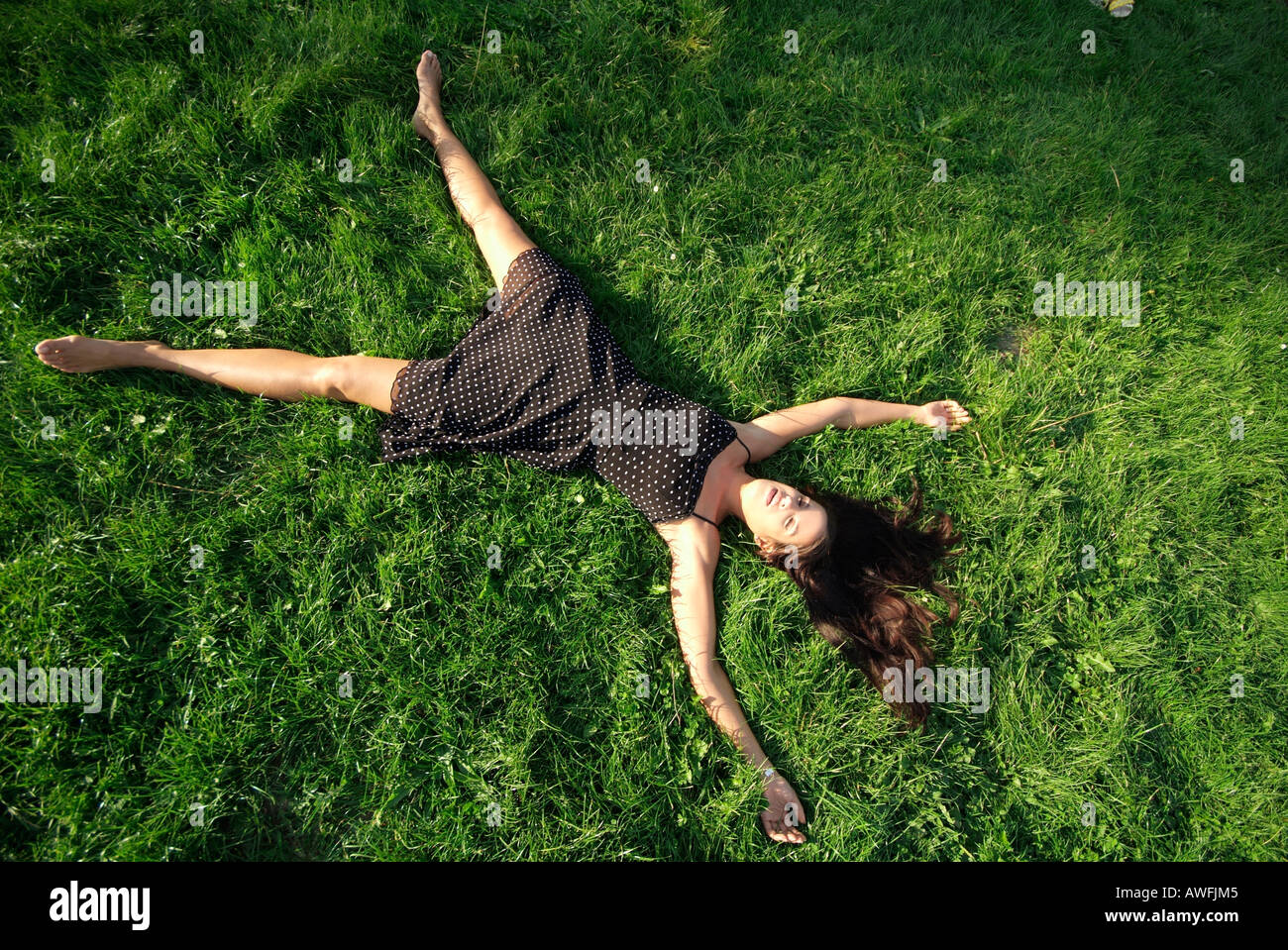 Junge Frau entspannend - Körper Seele Gesundheit Sinnlichkeit Serene Stockfoto