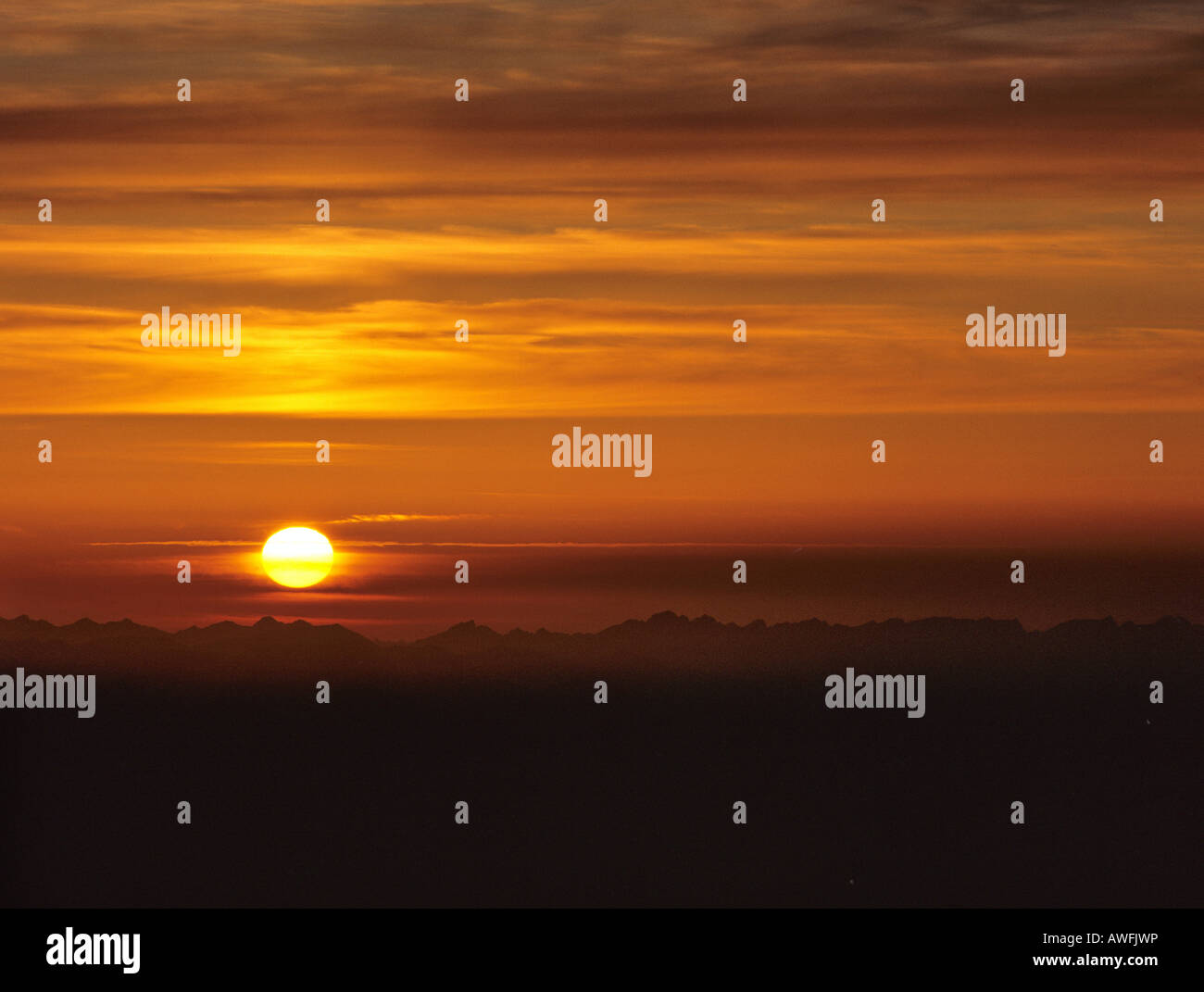 Sonnenuntergang in einem leuchtenden Nachthimmel, Himmel in Brand gesetzt Stockfoto