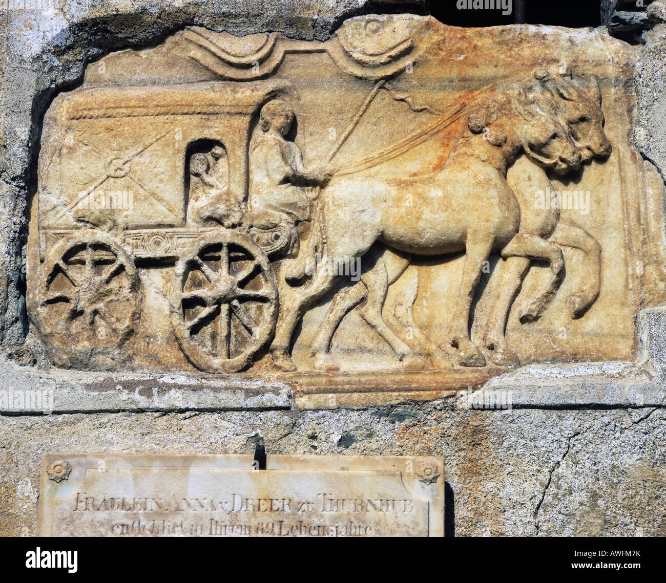 Bild von einem Pferd und Wagen, die Überführung der Seele in die Unterwelt auf einem Grabstein in eine Wallfahrtskirche in Kärnten, Österreich Stockfoto