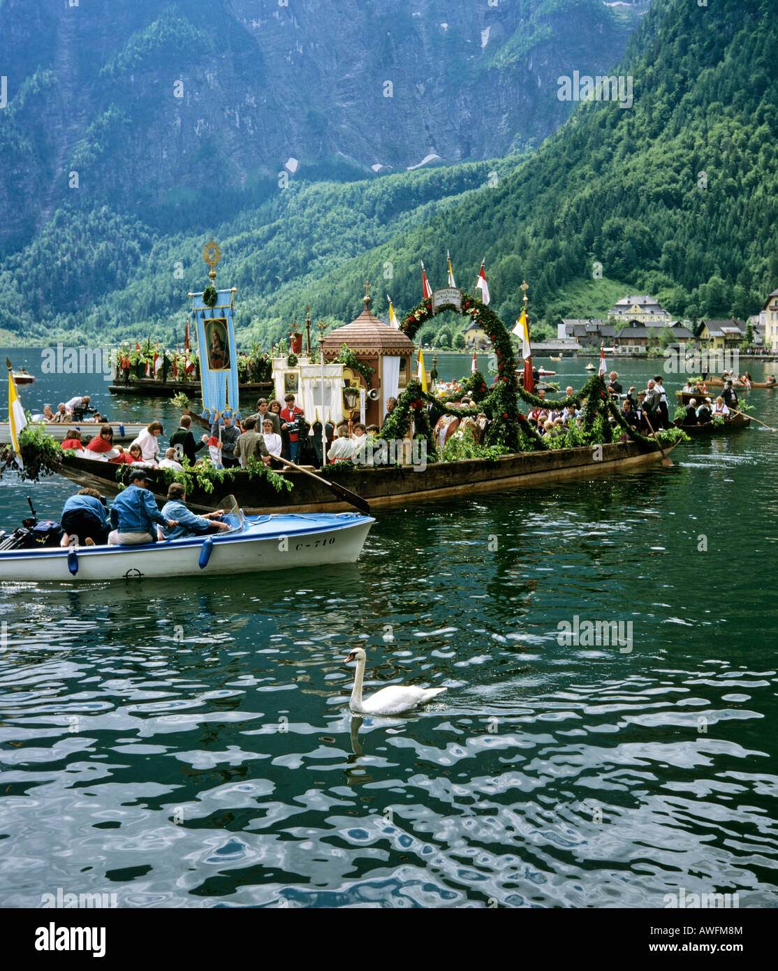 Fest der Fronleichnams-Prozession, Hallstatt, Hallstaetter sehen (Hallstättersee), Salzkammergut, Oberösterreich, Österreich, E Stockfoto