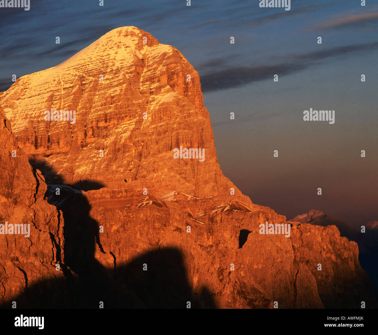 Tofana di Rozes Peak bei Dämmerung, Cortina d ' Ampezzo, Dolomiten, Veneto, Italien, Europa Stockfoto