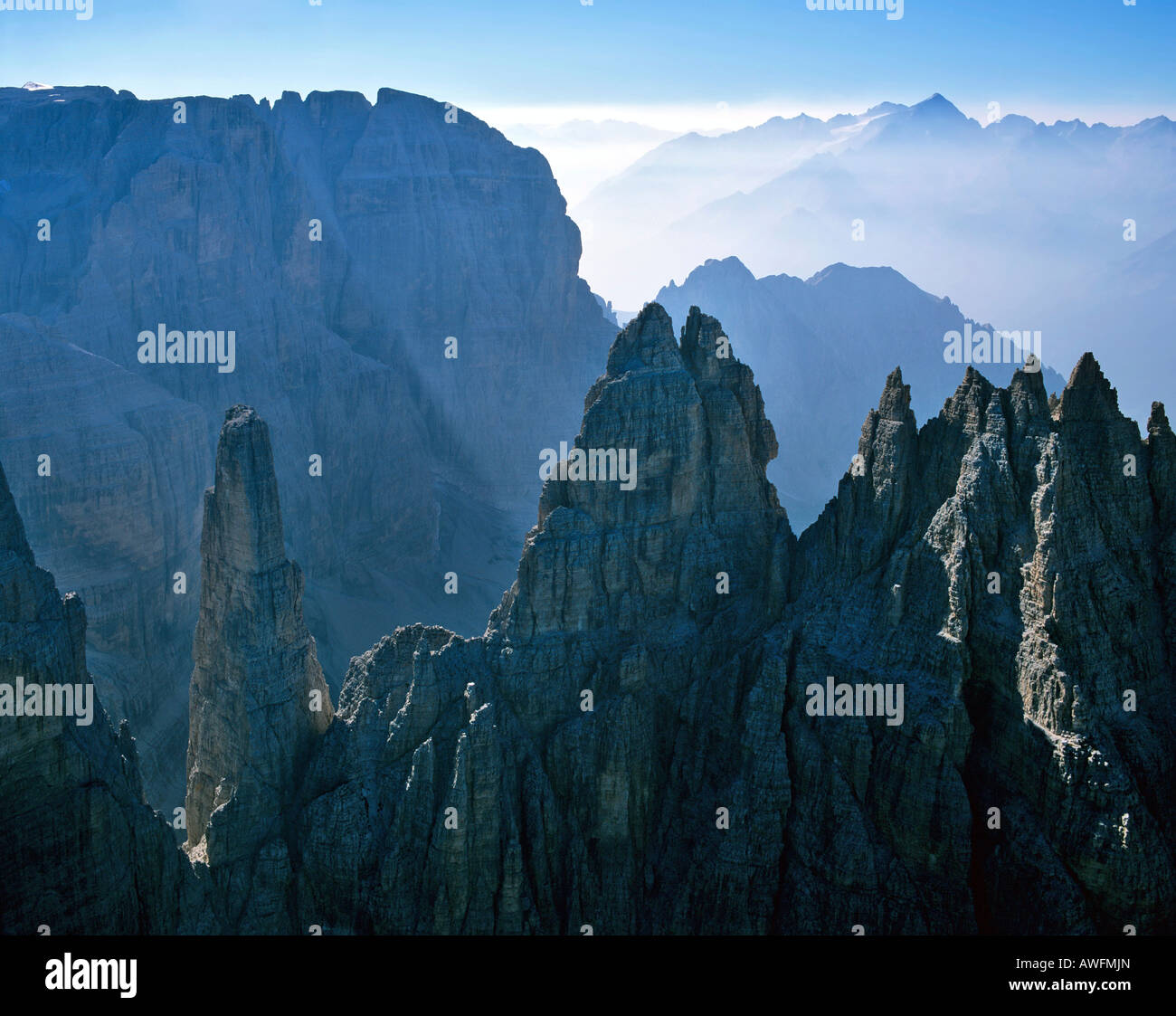 Guglia di Brenta, Campanile Basso und Mt. Cima Tosa (Brenta-Gruppe) auf der linken Seite und rechts im Hintergrund Mt. Adamello, Stockfoto