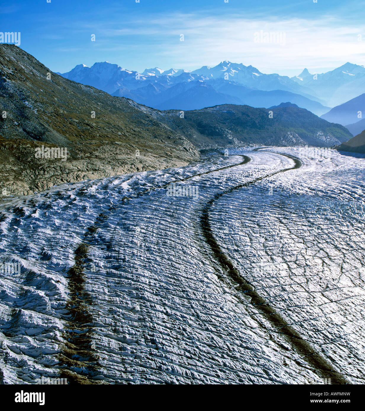 aletschgletscher-mit-den-walliser-alpen-und-matterhorn-im-hintergrund
