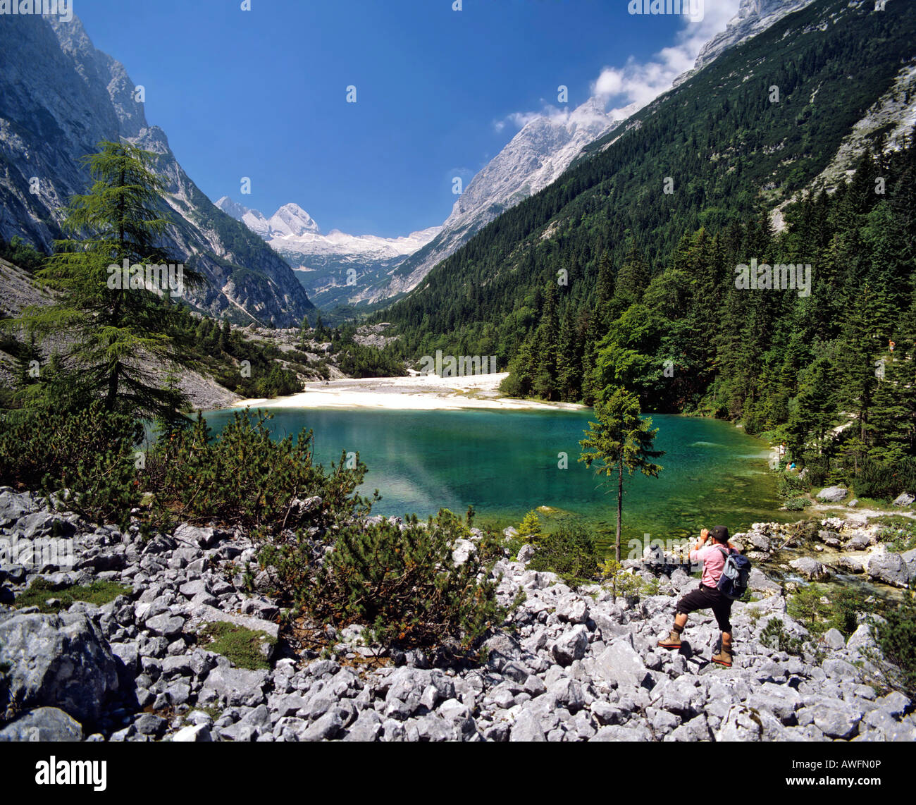 Wanderer vor die Blaue Gumpe Alpensee, Wettersteingebirge, Upper Bavaria, Bayern, Deutschland, Europa Stockfoto