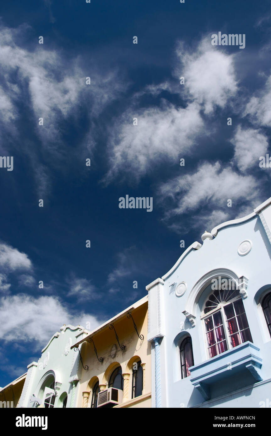 Spanish mission Stil-Architektur in der neue Regent Street, Christchurch, die vor dem Hintergrund des Himmels und der Wolken gezeigt. Stockfoto