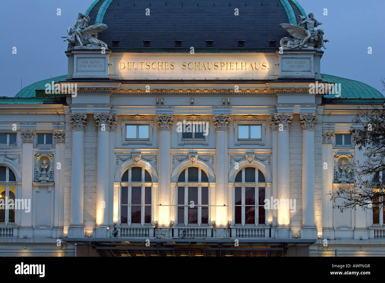 Theater Deutsches Schauspielhaus in Hamburg im Abendlicht - Stadt Hamburg - St. Georg, Hamburg, Deutschland, Europa Stockfoto