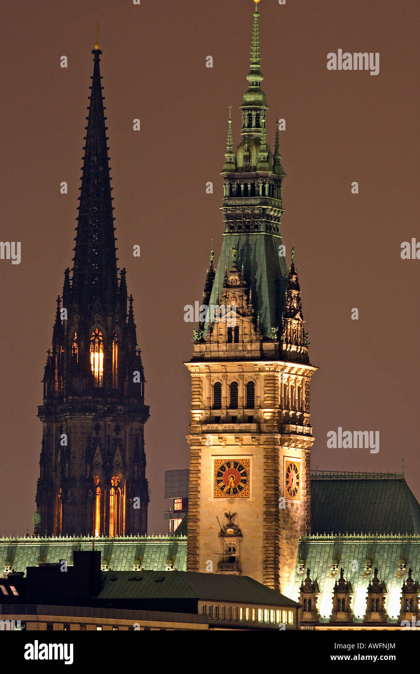 Türme der Hamburger Rathaus und St. Nikolai-Kirche im Hintergrund im Abendlicht - Stadt Hamburg - Hamburg, G Stockfoto