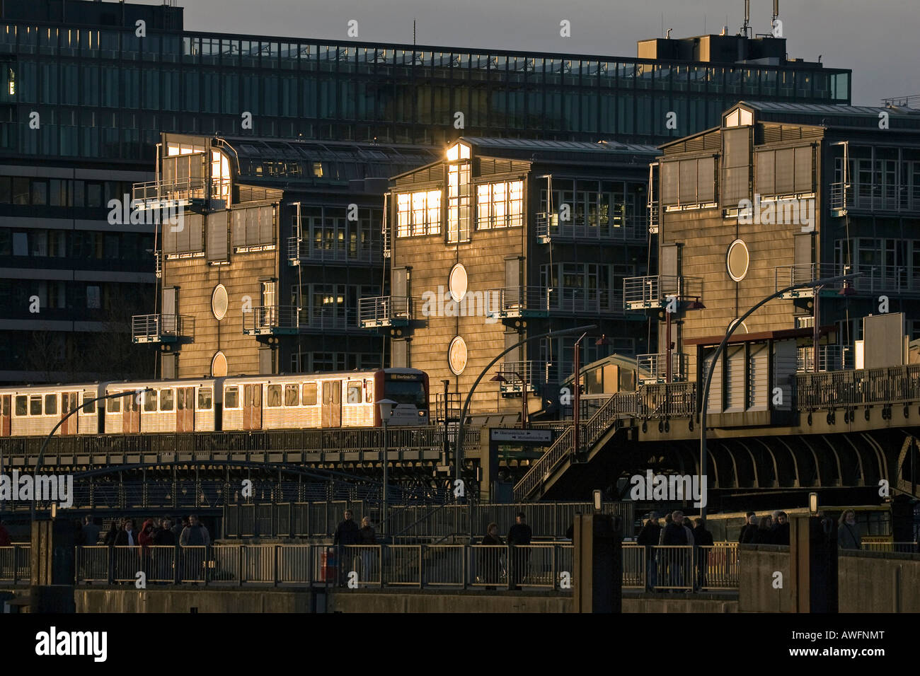 U-Bahn, vorbei an den modernen Verlag Gruner und Jahr Verlag in Hamburg im Abendlicht - Hamburger Hafen, Deutschland Stockfoto